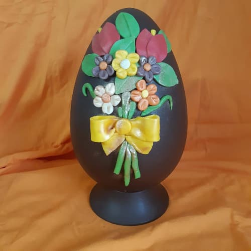 uovo di cioccolata grande artigianale con decorazione